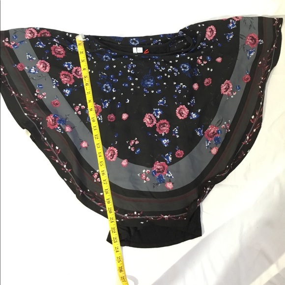 ELLE Crepe Popover Top NWT - Picture 4 of 10